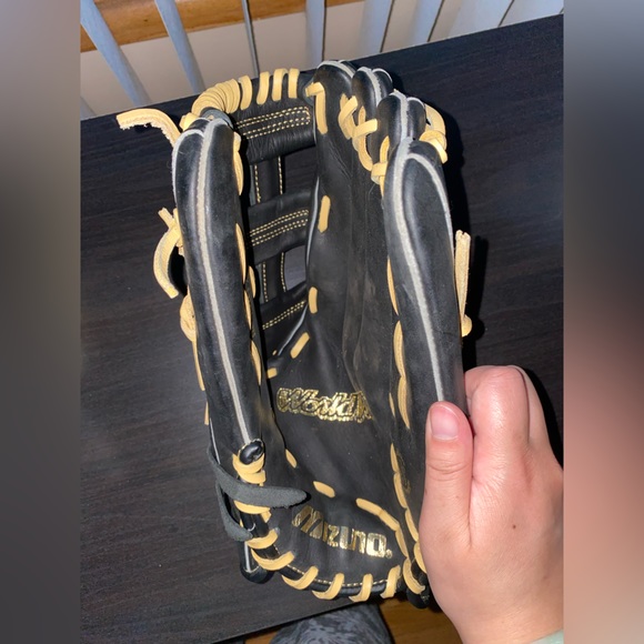 Mizuno Baseball Glove - Picture 5 of 5